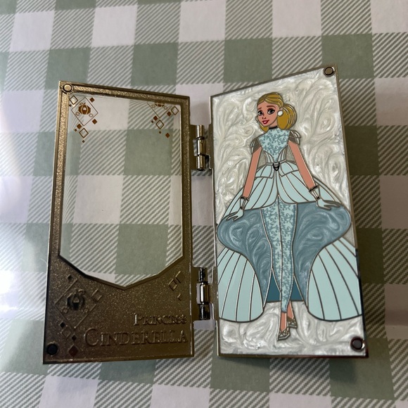 Disney Designer Collection Limited Edition Cinderella Pin - Picture 3 of 6